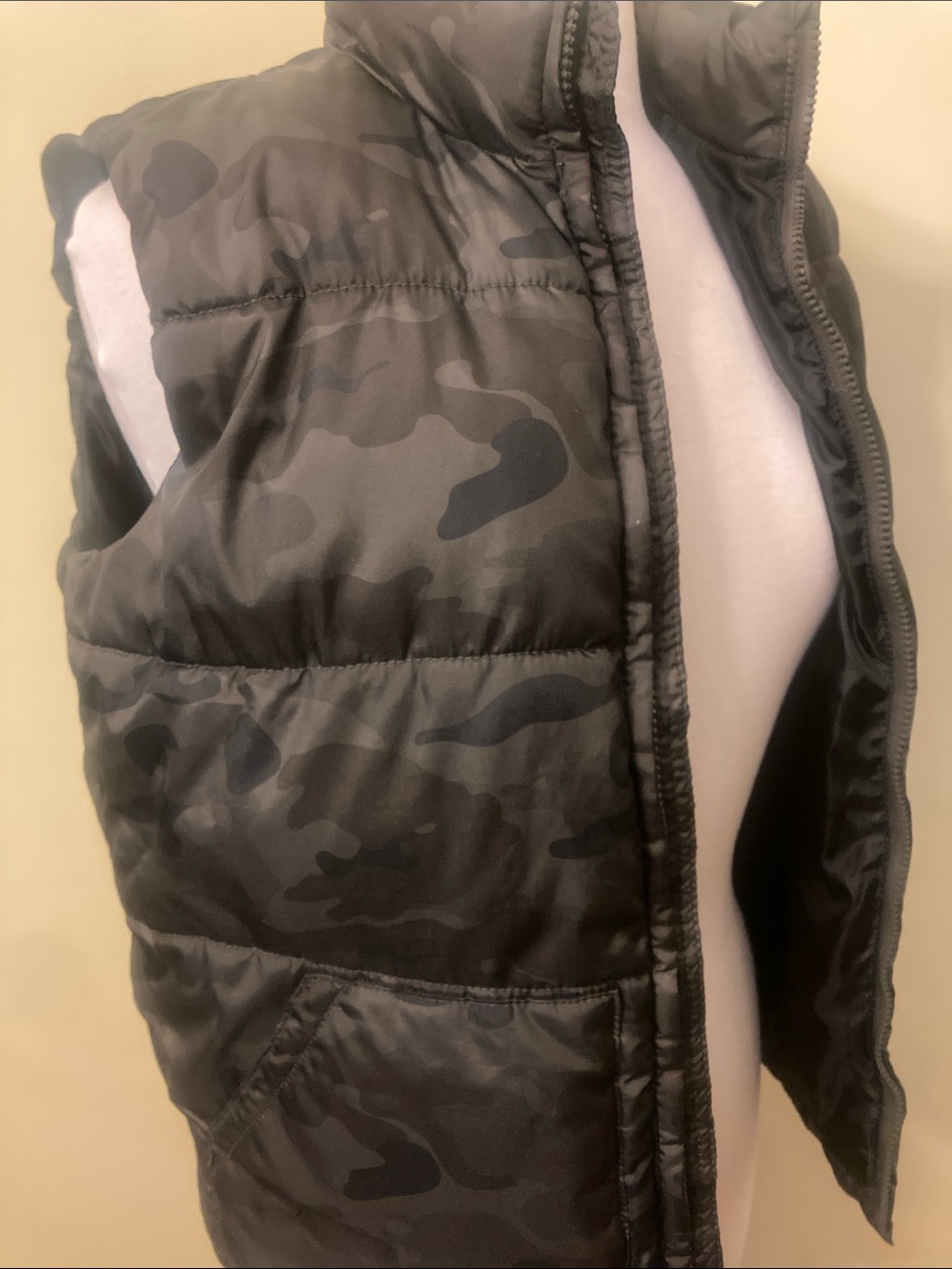 Old Navy Women's Camo Puffer Vest in Black and Gray